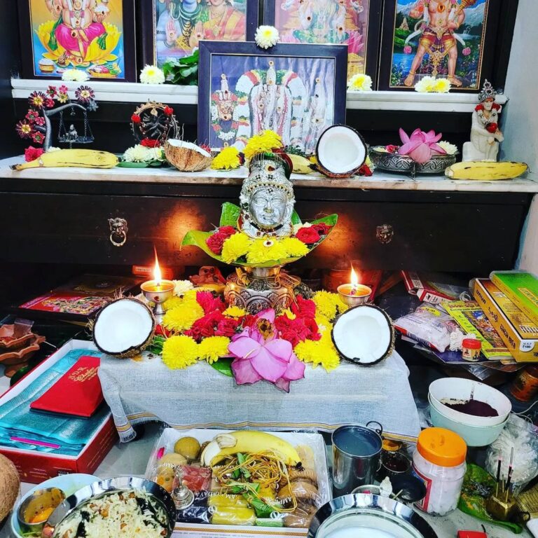 Bhanu Sri Mehra Instagram - Andaru bagundali and nenu kuda 😉🥰 . . #friday #pooja #Lakshmimathapooja #blessings #devotional #bhanusree🔥❤️ #peace #🙏