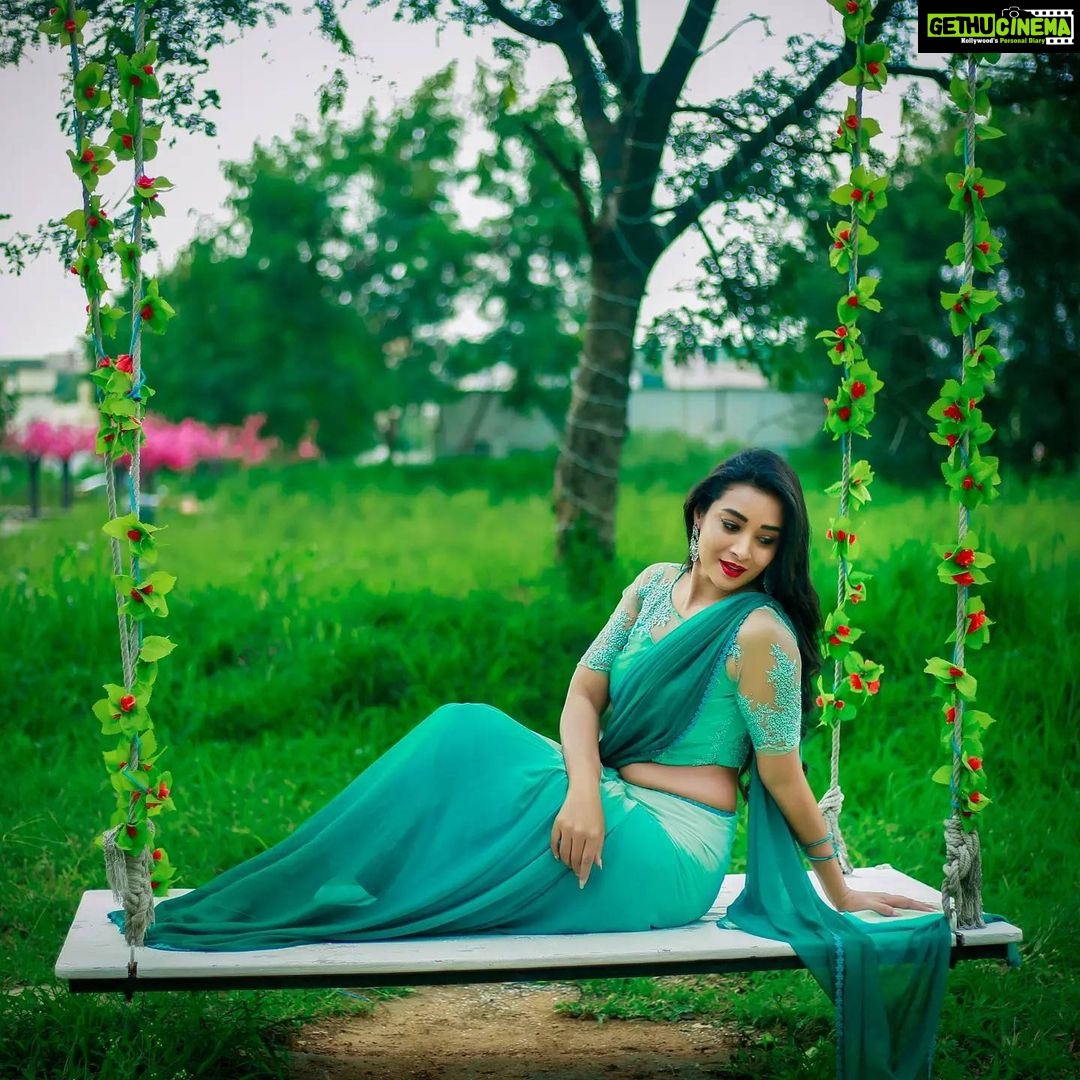 Bhanu Sri Mehra Instagram - Wear a saree,give them a reason to stare👀 Outfit:@navya.marouthu 📸:@sravanphotographyofficial Hairstyle:@hairstylistravi . . #bhanusree🔥❤️ #hybridpilla #actor #tollywoodactress #biggboss2 #anchor #actorslife #busy #bhanusree