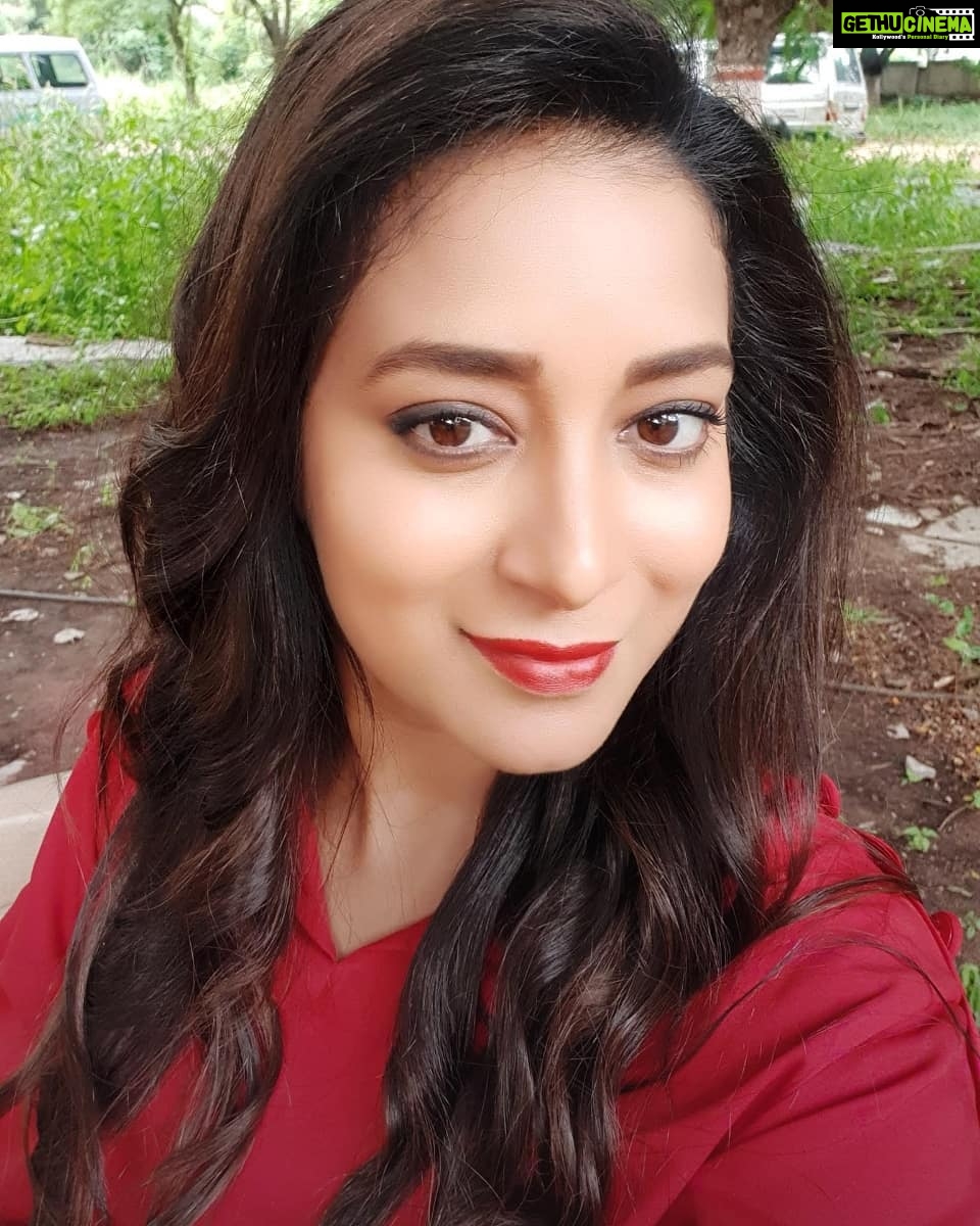 Bhanu Sri Mehra Instagram - Happy weekend guys ❤ . . #weekend #enjoy #happy #peace #bhanusree🔥❤️