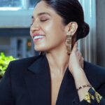 Bhumi Pednekar Instagram - Some glam for the gram! . . . #hello #instafam #wednesday #love #trending #Bbeauty #versace
