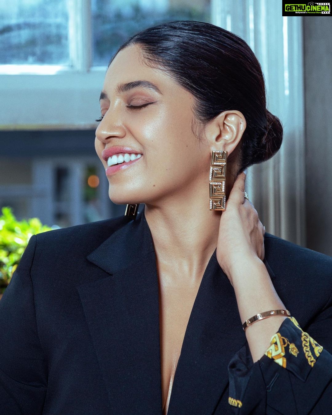 Bhumi Pednekar Instagram - Some glam for the gram! . . . #hello #instafam #wednesday #love #trending #Bbeauty #versace
