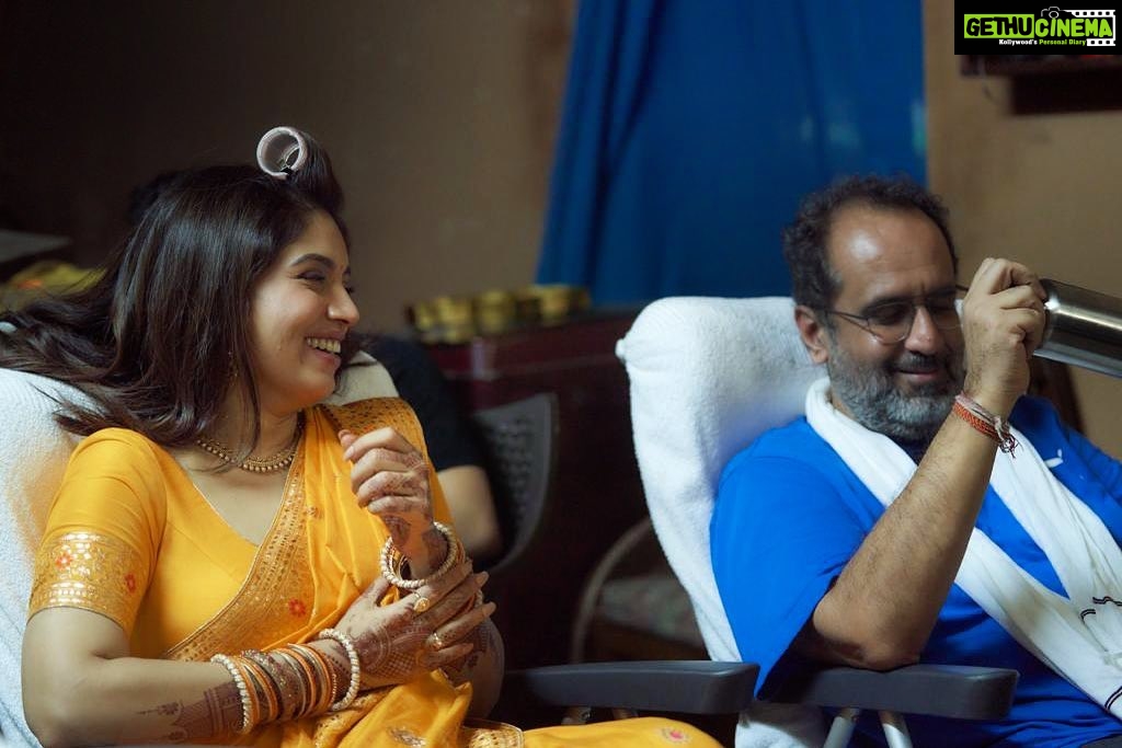 Bhumi Pednekar Instagram - @aanandlrai sir, you’re the epitome of love, warmth and family ❤️ 10 Days to #Rakshabandhan :) @akshaykumar sir ❤️ #HimanshuSharma @kanika.d @realhimesh @kamil_irshad_official @arijitsingh @shreyaghoshal @vijayganguly @neeraajysood @seemabhargavapahwa @sadiaakhateeb @isahilmehta @deepikapoo @smrithisrikanth @sahejmeen #AlkaHiranandani @cypplofficial #CapeOfGoodFilms @zeestudiosofficial @zee5 @zeemusiccompany @zeecinema @canyoupriya @vbfilmwala @b100nam
