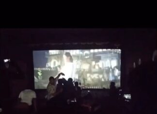 Bhumika Chawla Instagram - What an experience this is to see the love of fans watching Okkadu in Theatre 💕😊