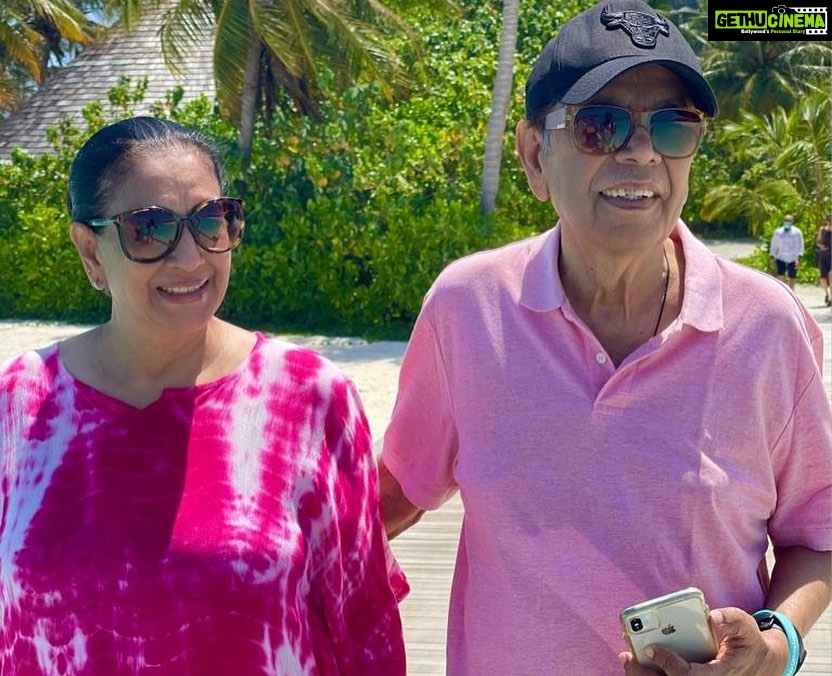 Bipasha Basu Instagram - Golden Couple ❤️Happy anniversary Ma & Papa❤️Love you ❤️