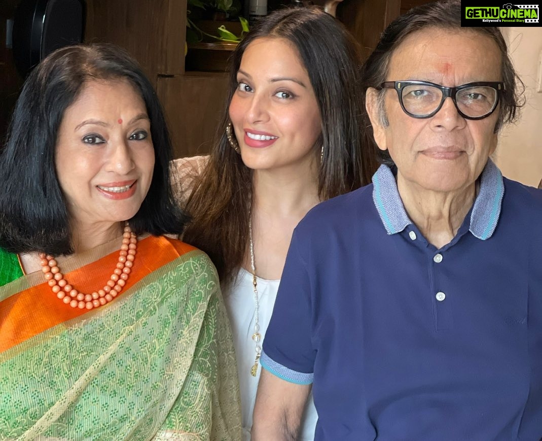 Bipasha Basu Instagram - Golden Couple ❤️Happy anniversary Ma & Papa❤️Love you ❤️