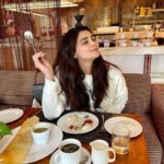 Daisy Shah Instagram - Good food n Good mood. K bye ✌🏻 . . . #southindianfood #bachpankiyaadein #livelovelaugh P.s… I am from a kerala Samajam School.