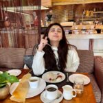 Daisy Shah Instagram – Good food n Good mood. K bye ✌🏻 
.
.
.
#southindianfood #bachpankiyaadein #livelovelaugh 
P.s… I am from a kerala Samajam School.