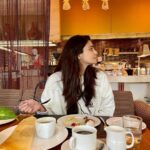 Daisy Shah Instagram - Good food n Good mood. K bye ✌🏻 . . . #southindianfood #bachpankiyaadein #livelovelaugh P.s… I am from a kerala Samajam School.