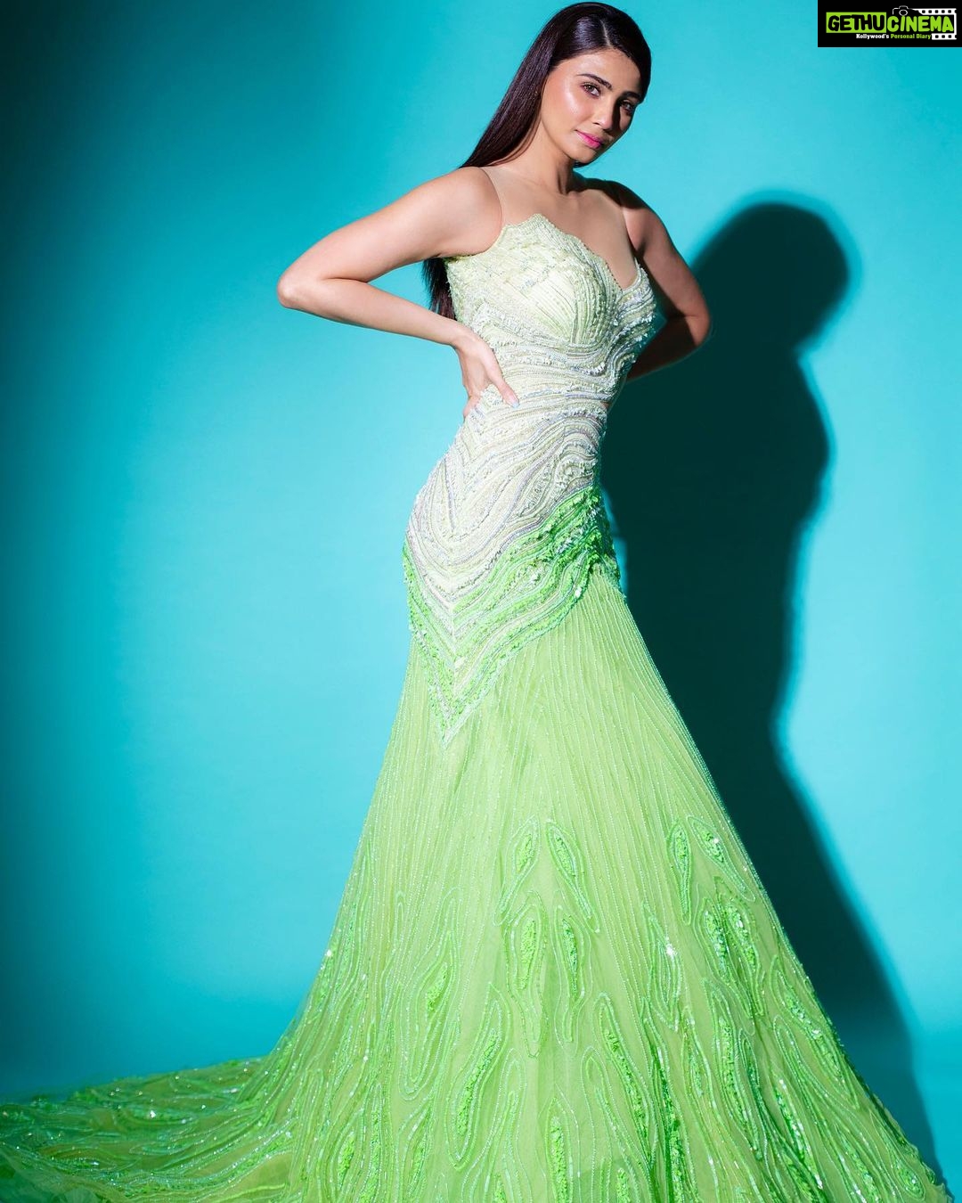 Daisy Shah Instagram - 50 shades of green or blue?! . . . Stylist: @trishadjani Wearing: @bhawnarao_couture π: @syndiora_india Mua: @makeupbyvinod Hair: @shab_qureshi786 πΈ: @a.rrajaniphotographer Managed by: @shah_deepali_ . . . #midday #iiiaawards #livelovelaugh #daisyshah