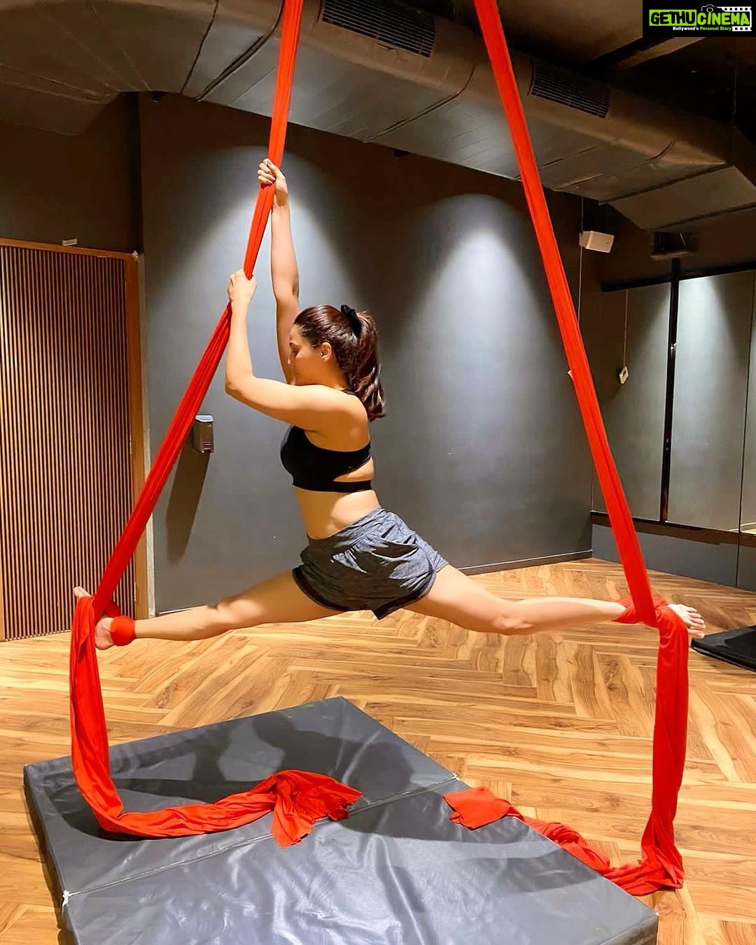 Daisy Shah Instagram - This ain’t no 🐒 bizzzness . . . #aerialsilks #daisyshah #hanginthere