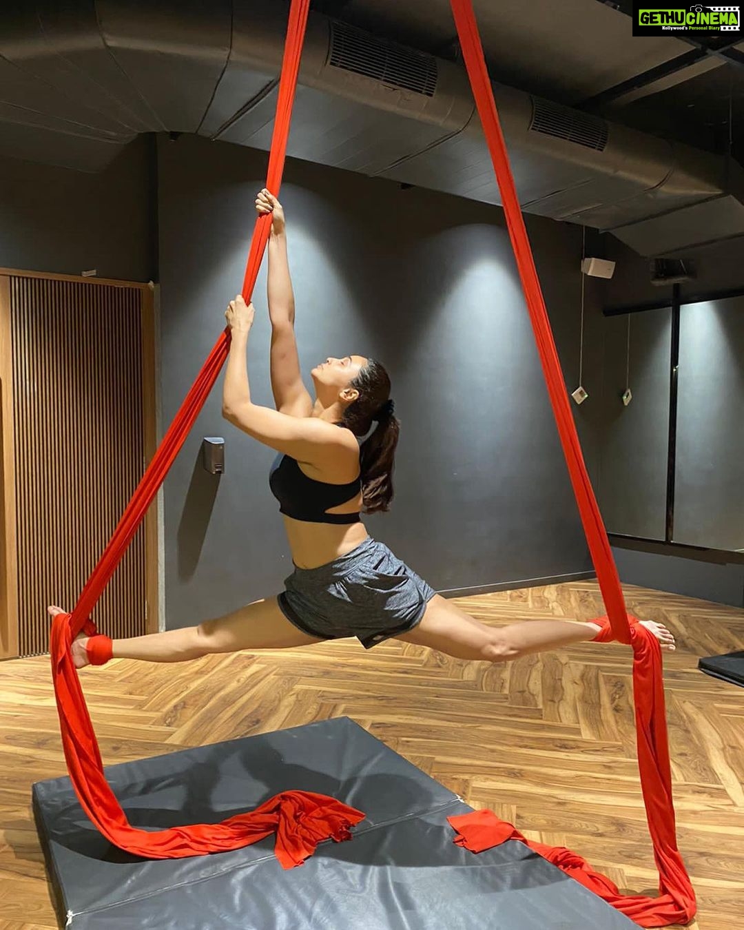 Daisy Shah Instagram - This ain’t no 🐒 bizzzness . . . #aerialsilks #daisyshah #hanginthere