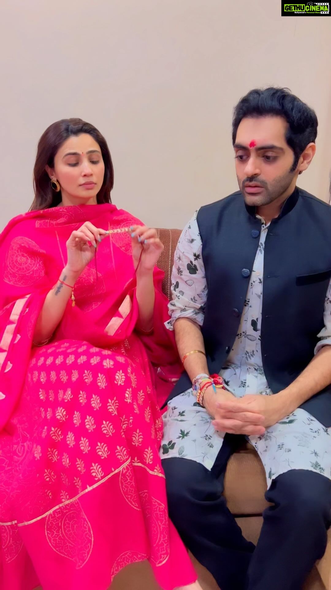Daisy Shah Instagram - Rakshabandhan Ke naam pe Loot macha Rakhi hai ⦠@shahdaisy #happyrakshabandhan 2022 š„ @shah_deepali_ . . . . . . . #brosisfights #brothersisterlove #brothersistergoals #brothersisterreels #brosisfight #brosisjokes #brosislove⤠#daisyshah #daizyshah #karansinghchhabra