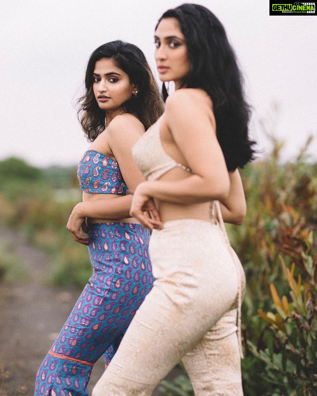 Deepti Sati Instagram - @deeptisati x @infineline_label 🤍 Custom Co-ords 💕 We love a good co-ord! It’s such a versatile piece that can be worn in multiple ways for all kinds of occasions. You can switch it up by throwing on an oversized blazer or pair the top with a matching skirt you’ve been wanting to wear! Accessorise with ethnic jewellery or with your usual golden hoops ✨ How to customise your own co-rd? ⭐️ Pick a colour you like! That’s a good place to start ☺️ ⭐️ Tell us if you’re looking for specific prints or let us show you the available options based on the colours you’ve picked. ⭐️ Now let’s fix the design pattern 🪄 ⭐️ Share your measurements via video call/WhatsApp. ⭐️ …and you now have your own custom co-ord set, delivered right to your doorstep 📦 Feels good right? ☺️ Photographer: @sreerajps__ 📸 #infineline #infinelinelabel #customwear #coords #sets #coordset #indianwear #onlineshopping #shoplocal #vocalforlocal #indiandesigners #matchingset #paisley #indianprints #pants #ethnicfashion #indianwearlove #wedding #weddingclothes #ethnic #prints #flaredpants