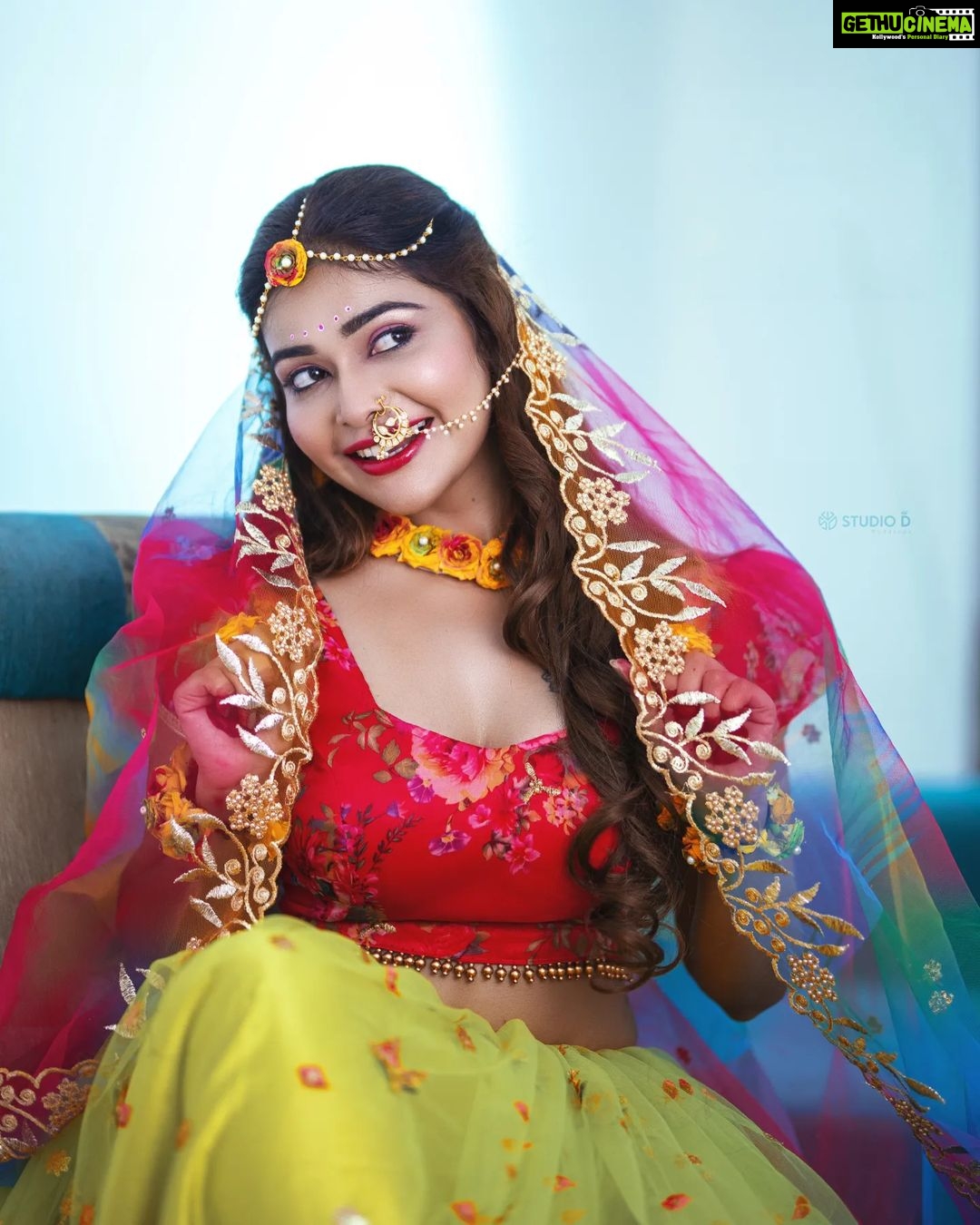 Dharsha Gupta Instagram - 💗💚வாழ்க்கையில் வரும் கஷ்டங்களை எதிர்த்து போராடும் தைரியத்தை கிருஷ்ணர் தருவார். இனிய கிருஷ்ண ஜெயந்தி வாழ்த்துக்கள்! 💚💗 Makeup- @jiyamakeupartistry Hairstylist- @mani_stylist_ Costume- @birthdaydresses_elegantdesigns Flower jewelry- @reesribridalflowers Pic- @studio_d_weddings @pictures_by_dhinesh_siva