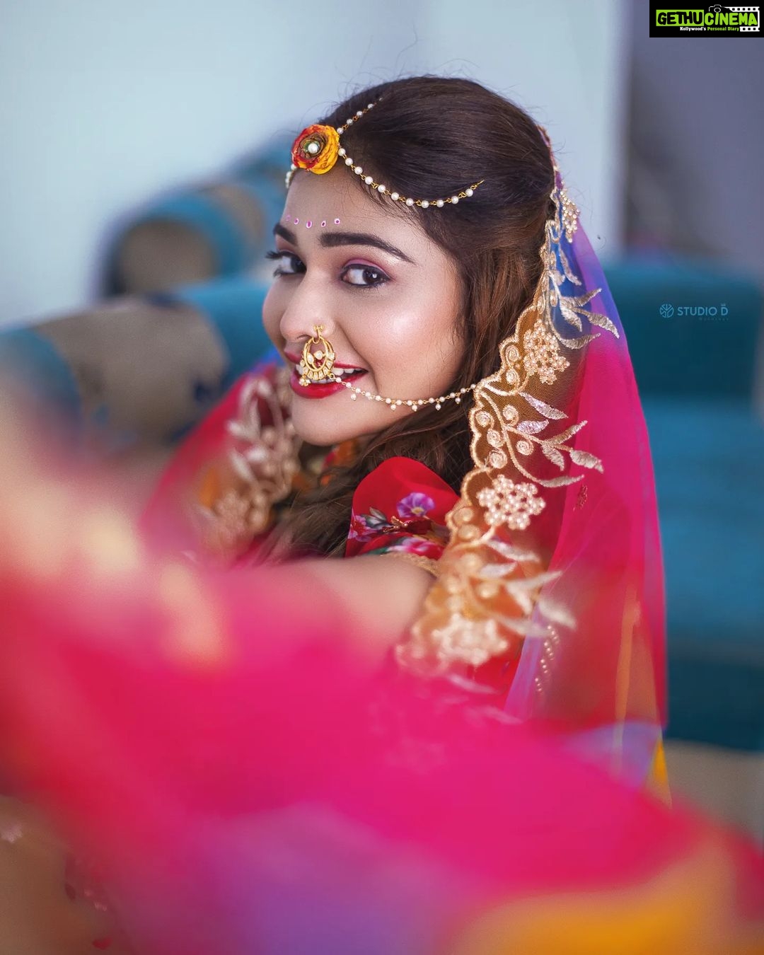 Dharsha Gupta Instagram - 💗💚வாழ்க்கையில் வரும் கஷ்டங்களை எதிர்த்து போராடும் தைரியத்தை கிருஷ்ணர் தருவார். இனிய கிருஷ்ண ஜெயந்தி வாழ்த்துக்கள்! 💚💗 Makeup- @jiyamakeupartistry Hairstylist- @mani_stylist_ Costume- @birthdaydresses_elegantdesigns Flower jewelry- @reesribridalflowers Pic- @studio_d_weddings @pictures_by_dhinesh_siva