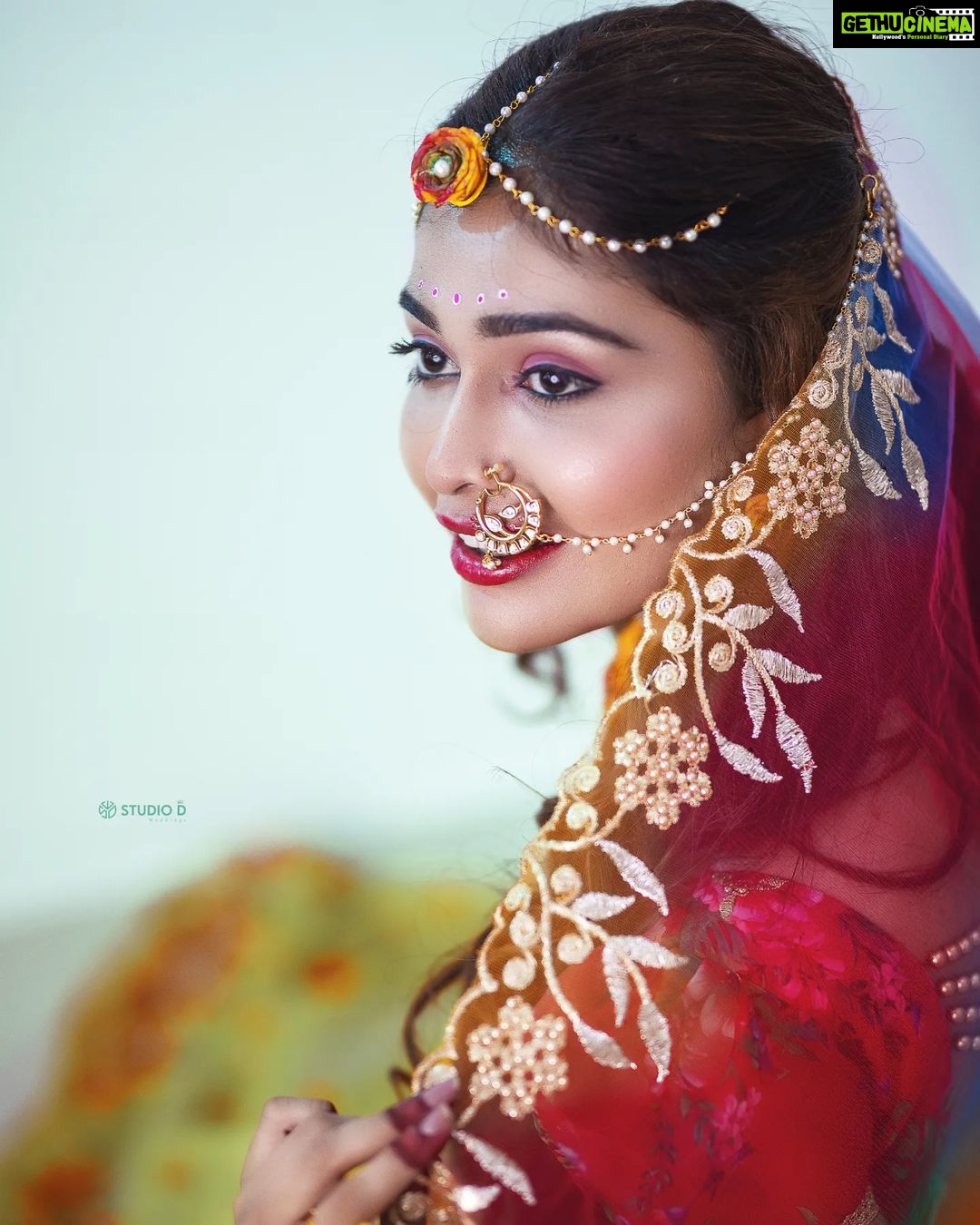 Dharsha Gupta Instagram - 💗💚வாழ்க்கையில் வரும் கஷ்டங்களை எதிர்த்து போராடும் தைரியத்தை கிருஷ்ணர் தருவார். இனிய கிருஷ்ண ஜெயந்தி வாழ்த்துக்கள்! 💚💗 Makeup- @jiyamakeupartistry Hairstylist- @mani_stylist_ Costume- @birthdaydresses_elegantdesigns Flower jewelry- @reesribridalflowers Pic- @studio_d_weddings @pictures_by_dhinesh_siva
