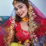 Dharsha Gupta Instagram – 💗💚 ராதை மனதில்
ராதை மனதில் என்ன
ரகசியமோ!💚💗
Makeup- @jiyamakeupartistry 
Hairstylist- @mani_stylist_ 
Costume- @birthdaydresses_elegantdesigns
Flower jewelry- @reesribridalflowers
Pic- @studio_d_weddings @pictures_by_dhinesh_siva
