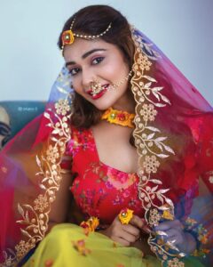 Dharsha Gupta Instagram - 💗💚 ராதை மனதில் ராதை மனதில் என்ன ரகசியமோ!💚💗 Makeup- @jiyamakeupartistry Hairstylist- @mani_stylist_ Costume- @birthdaydresses_elegantdesigns Flower jewelry- @reesribridalflowers Pic- @studio_d_weddings @pictures_by_dhinesh_siva