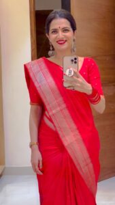 Dhivyadharshini Instagram - RED saree and ARR sir music ❤️
styled by meeeeeee 
Let me know if u like it ? 
Saree @thenmozhidesigns 
Make up @makeupibrahim 
Hair @hairstylists_vijayaraghavan 

#ddreels #ddneelakandan #silkcottonsaree #redsaree #dhivyadharshini #mirrorselfievideo 
#fashion #tamil #arrahman