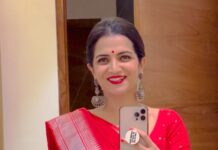 Dhivyadharshini Instagram - RED saree and ARR sir music ❤️ styled by meeeeeee Let me know if u like it ? Saree @thenmozhidesigns Make up @makeupibrahim Hair @hairstylists_vijayaraghavan #ddreels #ddneelakandan #silkcottonsaree #redsaree #dhivyadharshini #mirrorselfievideo #fashion #tamil #arrahman Chennai, India