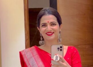 Dhivyadharshini Instagram - RED saree and ARR sir music ❤️ styled by meeeeeee Let me know if u like it ? Saree @thenmozhidesigns Make up @makeupibrahim Hair @hairstylists_vijayaraghavan #ddreels #ddneelakandan #silkcottonsaree #redsaree #dhivyadharshini #mirrorselfievideo #fashion #tamil #arrahman Chennai, India