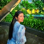 Divyanka Tripathi Instagram – Kal shaam ki baarish, dagaabaaz si rahi. 
Be-taiyaari nikale, bheeg gaye, 
Chhatri sang nikale, thamm gai!

Kal shaam ki baarish, aam zindagi si lagi.
Jo socha nahi, woh hota raha, 
jis daud mein the, wahan pohoche hi nahi!

#ChhotiMotiShayari #AiseHi #NewAgeShayari
#TooteFooteAlfaaz #GehreGehreAhsaas

@amoree.india