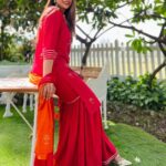 Divyanka Tripathi Instagram – Sunday Vibe be like…🥰☝️

💃🏻@sutionline 
@stylingbyvictor @sohail__mughal___