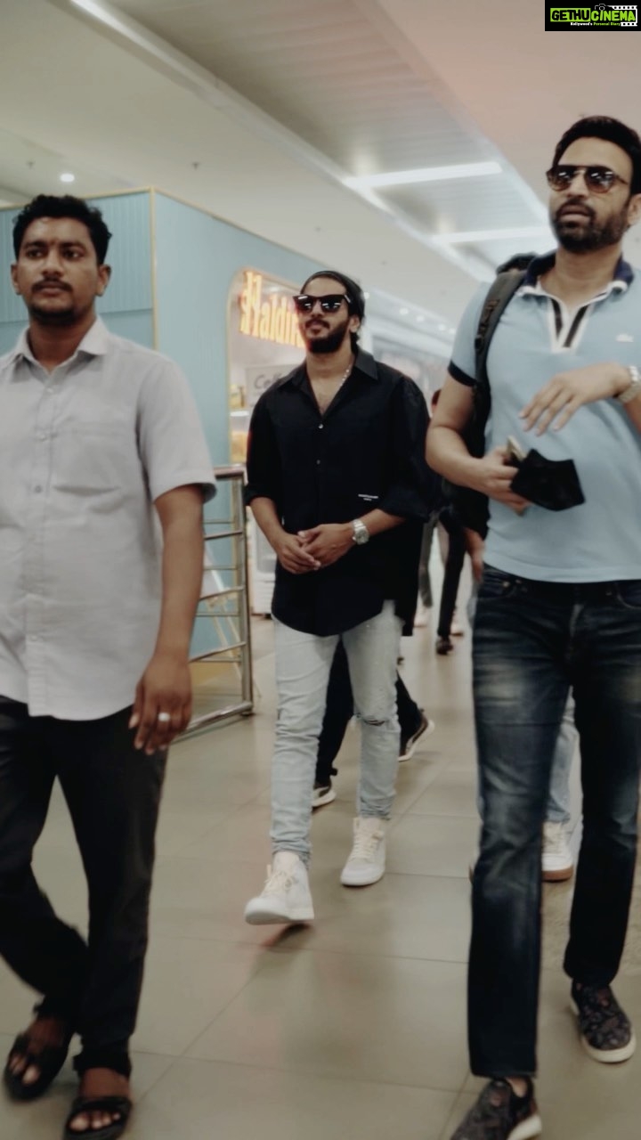 Dulquer Salmaan Instagram - Hopping over to Vijayawada with Team #SitaRamam ! #SitaRamam #PromoTour @hanurpudi @mrunalthakur @rashmika_mandanna @sumanth_kumar @bhumika_chawla_t @vennelakish @sharma_murli @tharunbhascker #ChalasaniAswaniDutt @composer_vishal #PSVinod #KotagiriVenkateswaraRao @mrsheetalsharma @vyjayanthimovies @swapnacinema @dqswayfarerfilms @lyca_productions @swapnaduttchalasani @priyankacdutt @sonymusic_south @tsunilbabu @ali_thohts @prasanth_ank7 @shreyaas_krishna @madhankarky @ashwathbhatt @sillymonksnt @shreyasgroup @swiggyindia @paytmtickets @radiocityindia @geethagautham @anilandbhanu @ursvamsishekar @prasad_darling @mrinal96 @sheelapanicker026 @bendthespoonmarketing #SitaRamamFromAug5 #declassifiesonAUG5 #DulquerSalmaan #SitaRamamTelugu #SitaRamamTamil #SitaRamamMalayalam #SitaRamamMovie