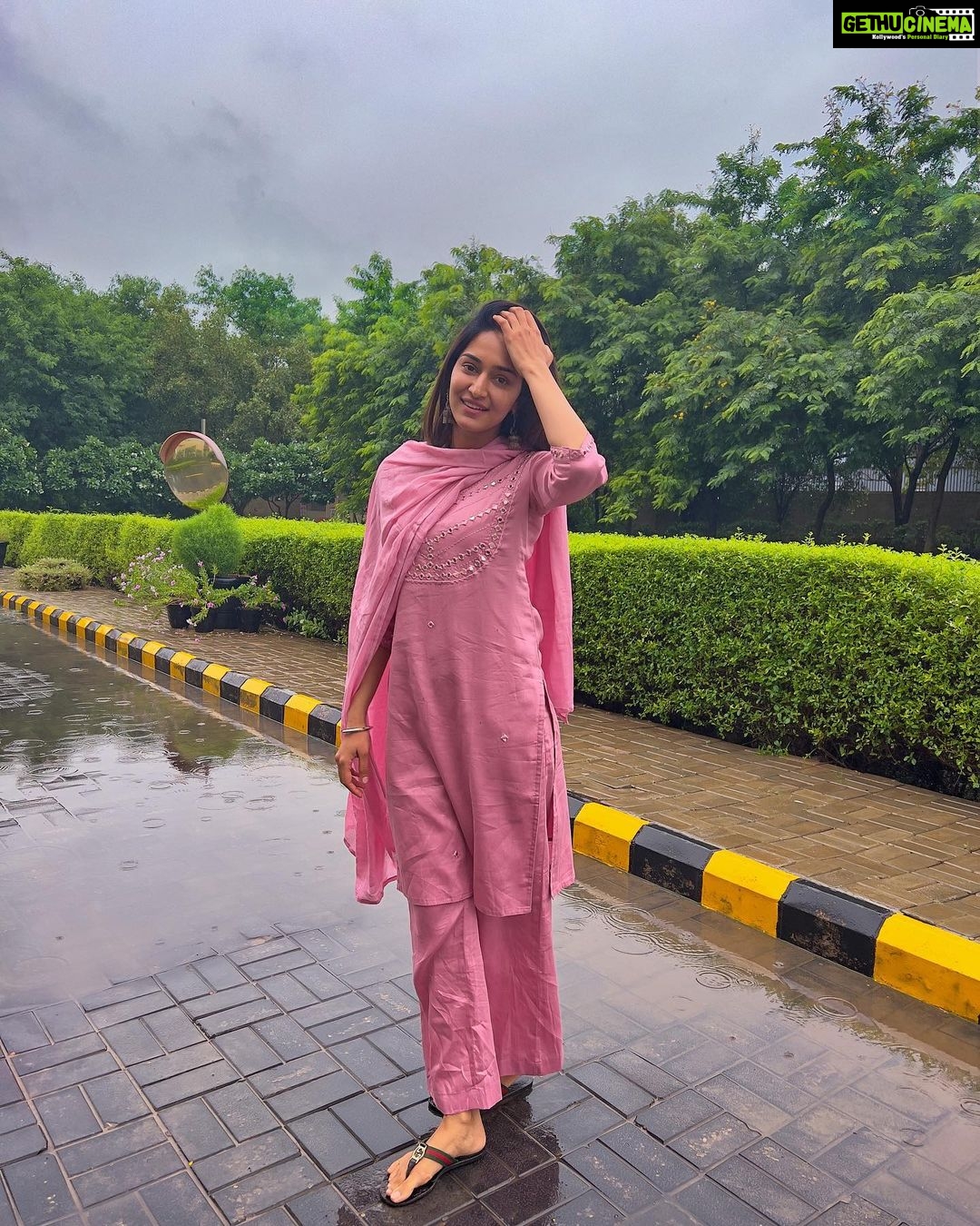 Erica Fernandes Instagram - Good morning π Hoping that everyone is doing well and are enjoying the monsoons like I am in my pink suit by @sajke.in @oakpinionpr Take care and don't fall sick. And for those who are, wishing you get better soon. π€β€οΈ