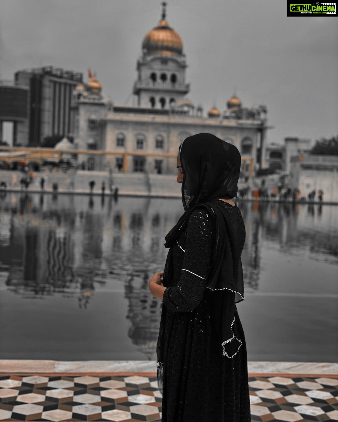 Erica Fernandes Instagram - Good morning 🙏 In me there has always been a sense of exploring and trying to learn about different cultures. Though spiritually inclined I love to explore different religious places. There is an unexplained calm and peace that such places hold. It is because of the high vibrations due to the constant chants. Visiting A gurudwara was on my pending list and that was the first thing I did after landing in Delhi. #newdelhi #gurudwara #recentthrowback Bangla Sahib New Delhi