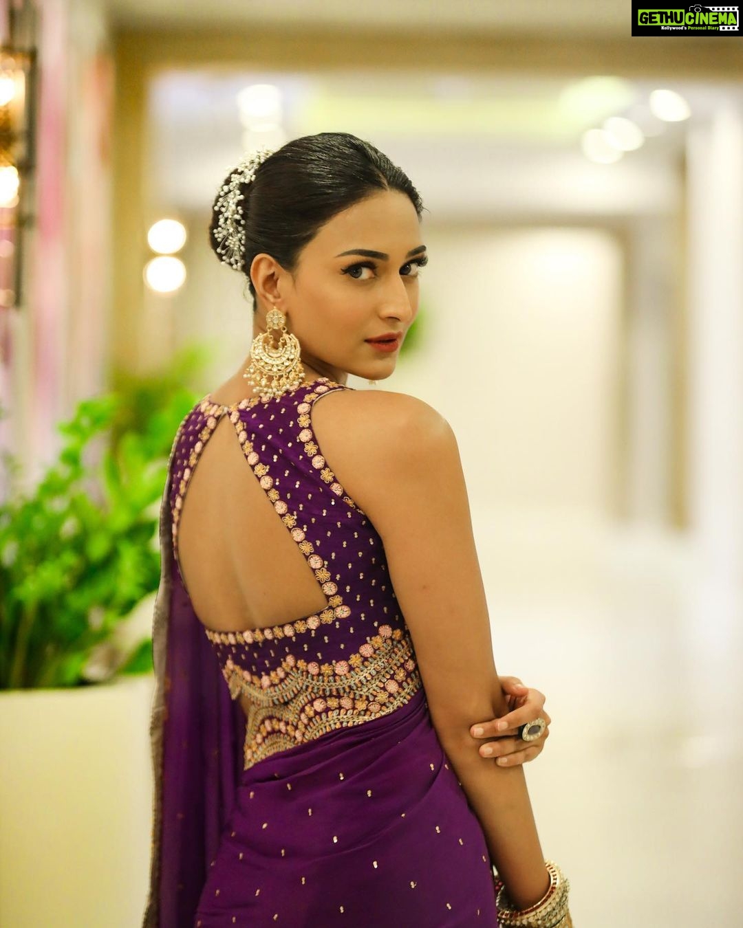 Erica Fernandes Instagram - Don’t wish for it Work for it Saree by @kavithaguttaofficial @spiffypublicrelations Jewellery by @anayah_jewellery Hair by @rahul_sharma221 Outfit courtesy @shrushti_216 📸 @jm_makeupandhair_official & team Habtoor Grand Resort, Autograph Collection