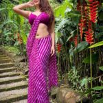 Eshanya Maheshwari Instagram - Chehara Kya Dekhate Ho Dil Mein Utarkar Dekho Na..💗 Saree by @maheswariswati #nature #peace #saree #sareelove #Esshanyamaheshwari #esshanya Ayatana Resort