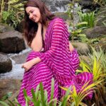 Eshanya Maheshwari Instagram - Chehara Kya Dekhate Ho Dil Mein Utarkar Dekho Na..💗 Saree by @maheswariswati #nature #peace #saree #sareelove #Esshanyamaheshwari #esshanya Ayatana Resort