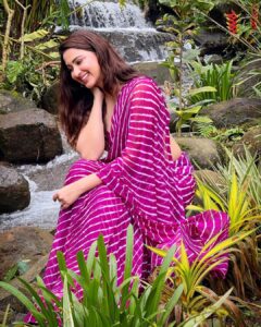 Eshanya Maheshwari Instagram - Chehara Kya Dekhate Ho Dil Mein Utarkar Dekho Na..💗 Saree by @maheswariswati #nature #peace #saree #sareelove #Esshanyamaheshwari #esshanya Ayatana Resort