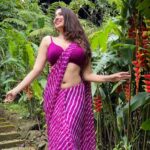 Eshanya Maheshwari Instagram - Chehara Kya Dekhate Ho Dil Mein Utarkar Dekho Na..💗 Saree by @maheswariswati #nature #peace #saree #sareelove #Esshanyamaheshwari #esshanya Ayatana Resort