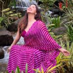 Eshanya Maheshwari Instagram - Chehara Kya Dekhate Ho Dil Mein Utarkar Dekho Na..💗 Saree by @maheswariswati #nature #peace #saree #sareelove #Esshanyamaheshwari #esshanya Ayatana Resort