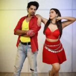 Eshanya Maheshwari Instagram - Meri muskaan ke liye tho, sab hin haathon mein jaan liye tayar hain.. 😉 haina? #AayushSharma #ShaktiMohan #ChummaChumma #dancecover #dance #reelsinstagram #esshanya @hitz.music.official @aaysharma @mohanshakti @nakash_aziz @neetimohan18 @vinod.bhanushali V.C. 🎥- @portraitsbyvedant Styling- @bhavikamaheshwari10 Location:- @iona_multifunctionalstudio Iona Multifunctional Studio