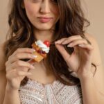 Hansika Motwani Instagram - anne hathaway taught me , how to eat a cupcake 😉😋🧁🍒