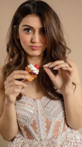 Hansika Motwani Instagram - anne hathaway taught me , how to eat a cupcake 😉😋🧁🍒