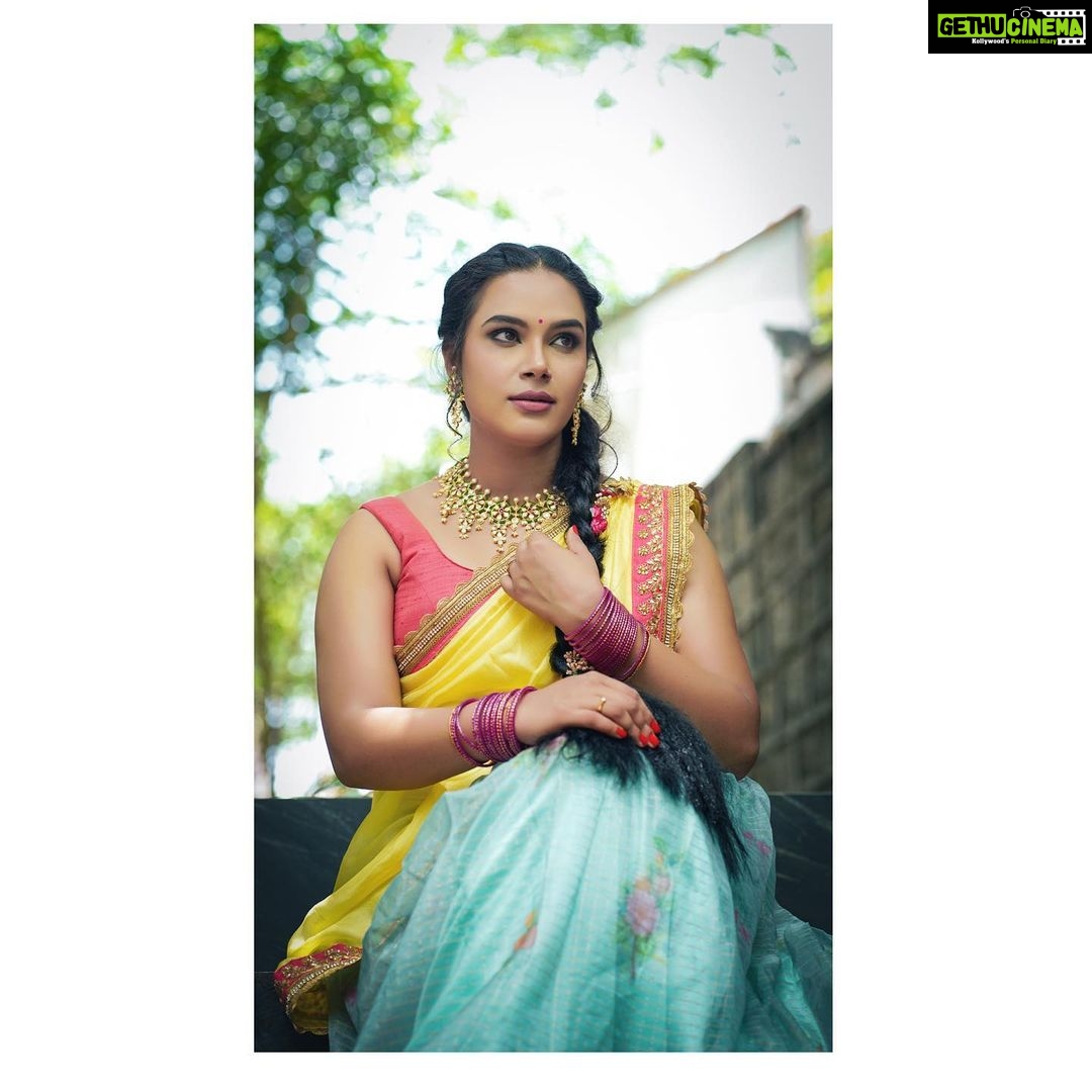 Hari Teja Instagram - Elegance never goes out of style ❤️. Wearing this beautiful half saree for harikathalu promo song shoot 💃🏻 Makeup & Hair : @vimalareddymakeovers ❤️ Pic edits: @whoisindrasena ☺️ Jewellery: @shaburis ❤️