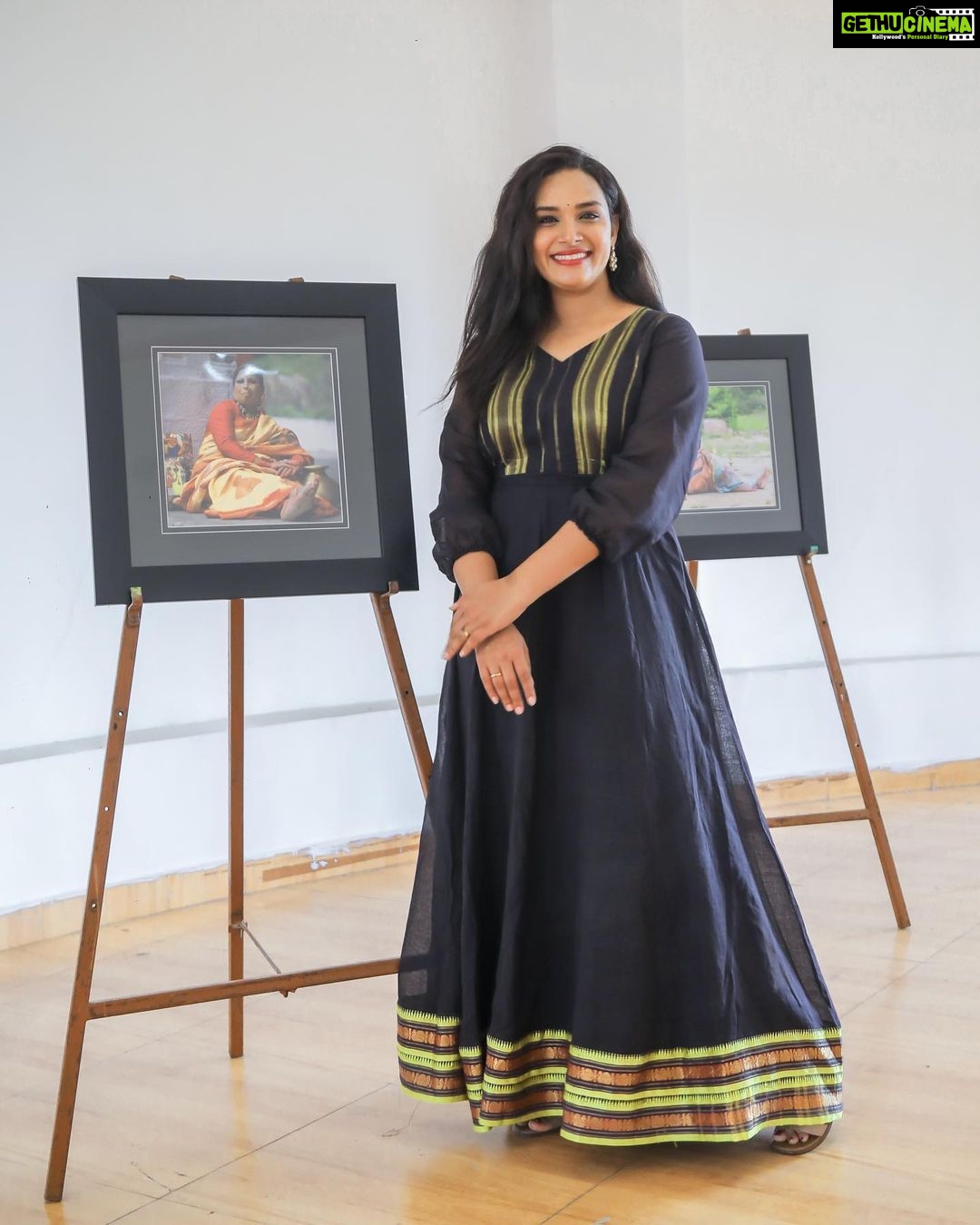 Hari Teja Instagram - I support weavers and handlooms ❤️ My handloom my pride …😊 Thank u love @hemanth_siree_official for this pretty outfit … also it was great attending ur event Tasrika❤️ more power and love to u lady … 🥰