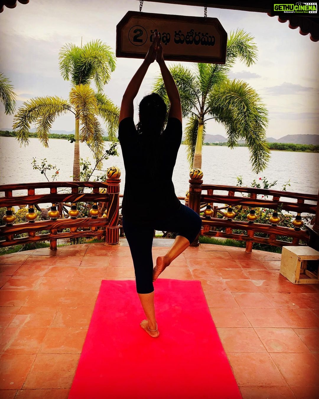 Hari Teja Instagram - Yoga is not a workout it is work in ! And this is a point of spiritual practice to make us teachable to open up our hearts and focus our awareness.. so that we can know what we already know..and be who we already are ...🧘🏻♂️