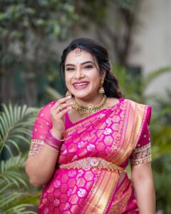 Hari Teja Instagram - Don’t miss Big boss Utsavam today ❤️ Saree: @mugdhaartstudio @sashivangapalli jewellery: @aarni_by_shravani  PC: @whoisindrasena