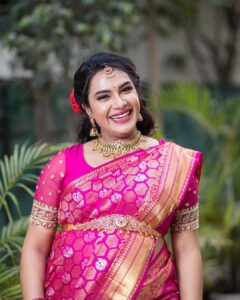 Hari Teja Instagram - Don’t miss Big boss Utsavam today ❤️ Saree: @mugdhaartstudio @sashivangapalli jewellery: @aarni_by_shravani  PC: @whoisindrasena