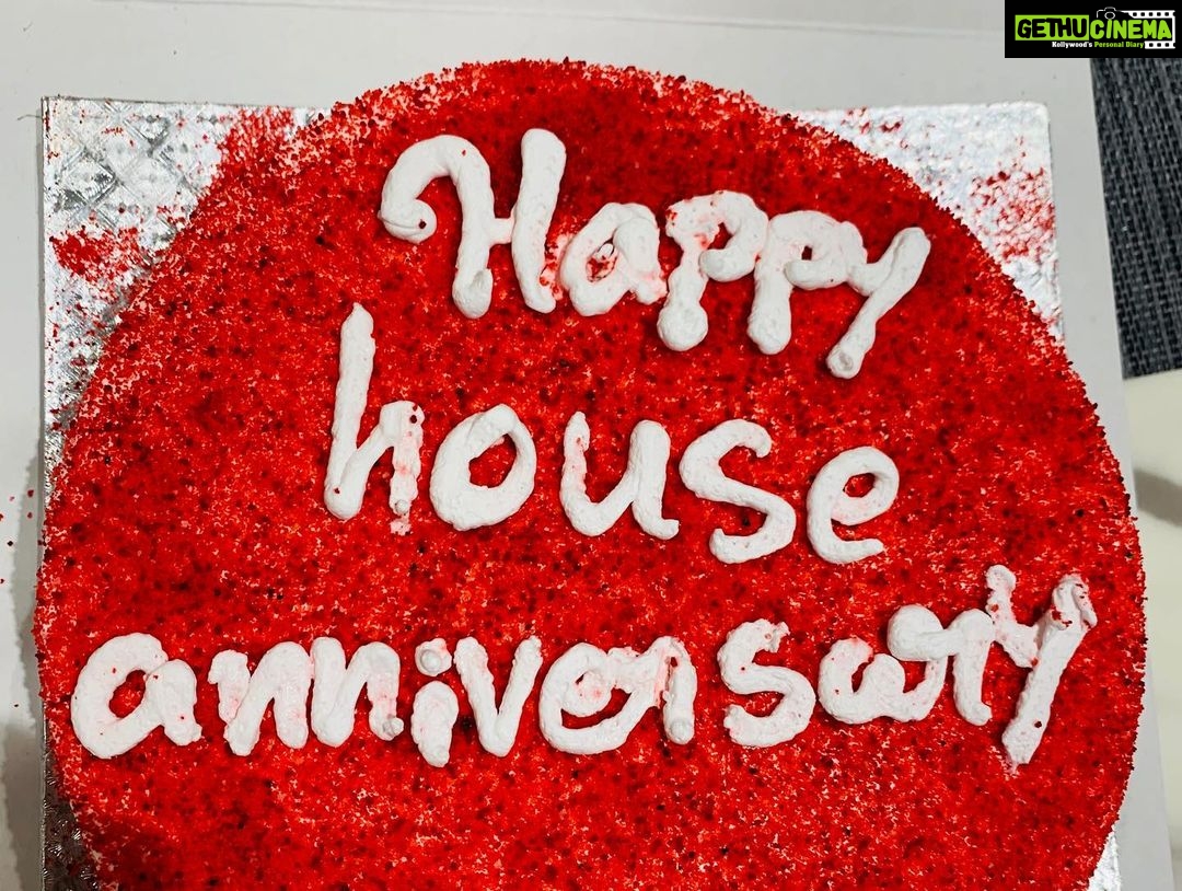 Hari Teja Instagram - Celebrating 1 year of our house Anniversary 🥰 Thanks a lot @nithya_hari for the cake ....😘 mmmmuahhhhhhhhhh........😃