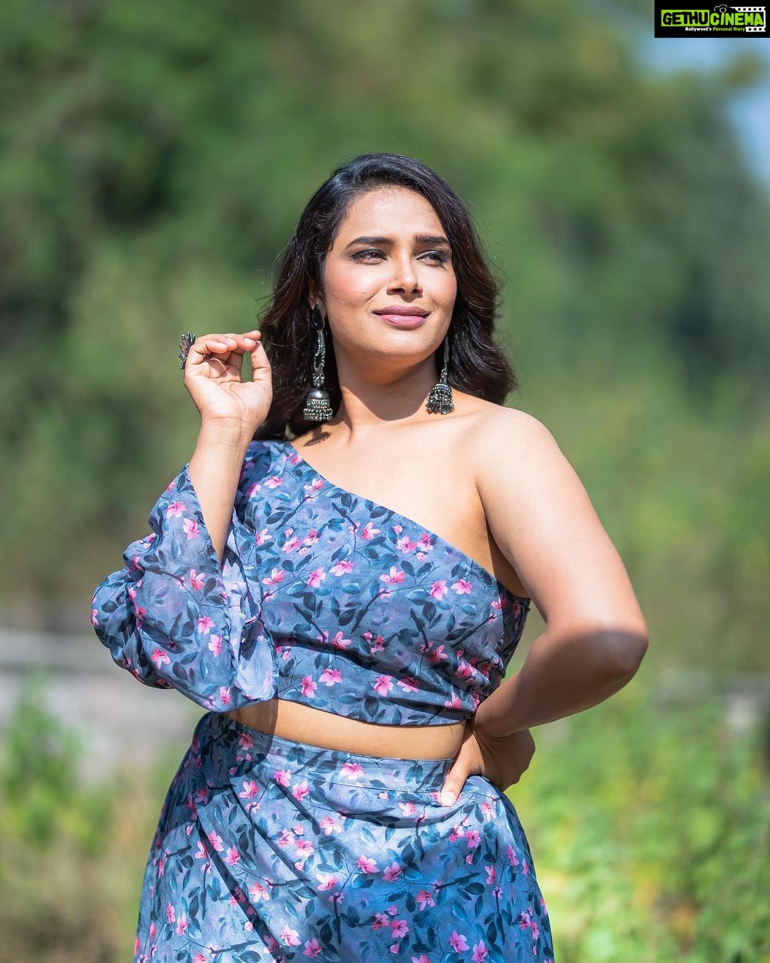 Hari Teja Instagram - She’s the kind of high only a deep soul can get stoned to…💕 Wearing: @gaurinaidu Pc: @whoisindrasena