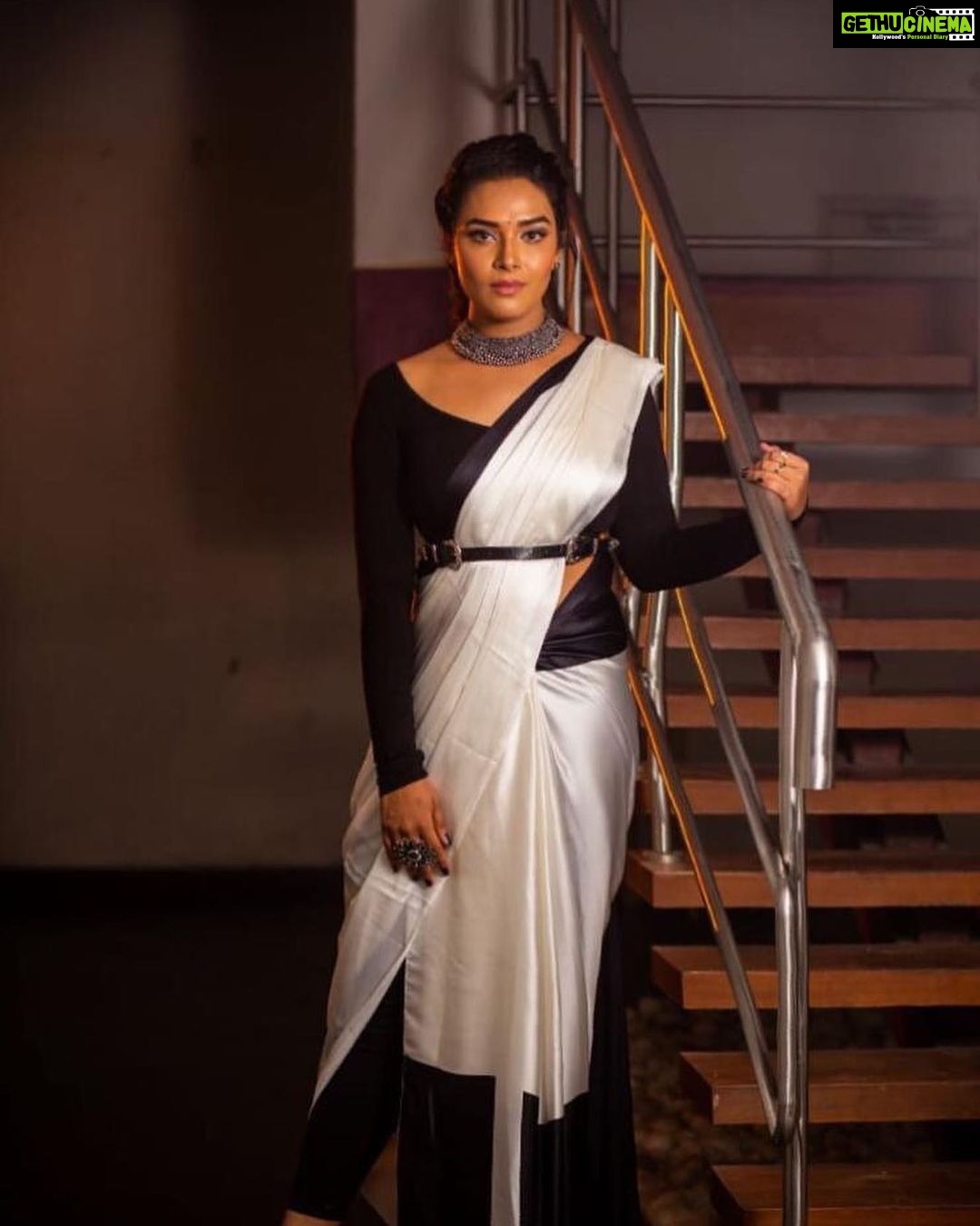 Hari Teja Instagram - When a girl wears a saree world stops to admire her ❤️❤️❤️❤️ lovely outfit by @gaurinaidu for today’s Super singer 😍😍 PC: @whoisindrasena 🥰🥰
