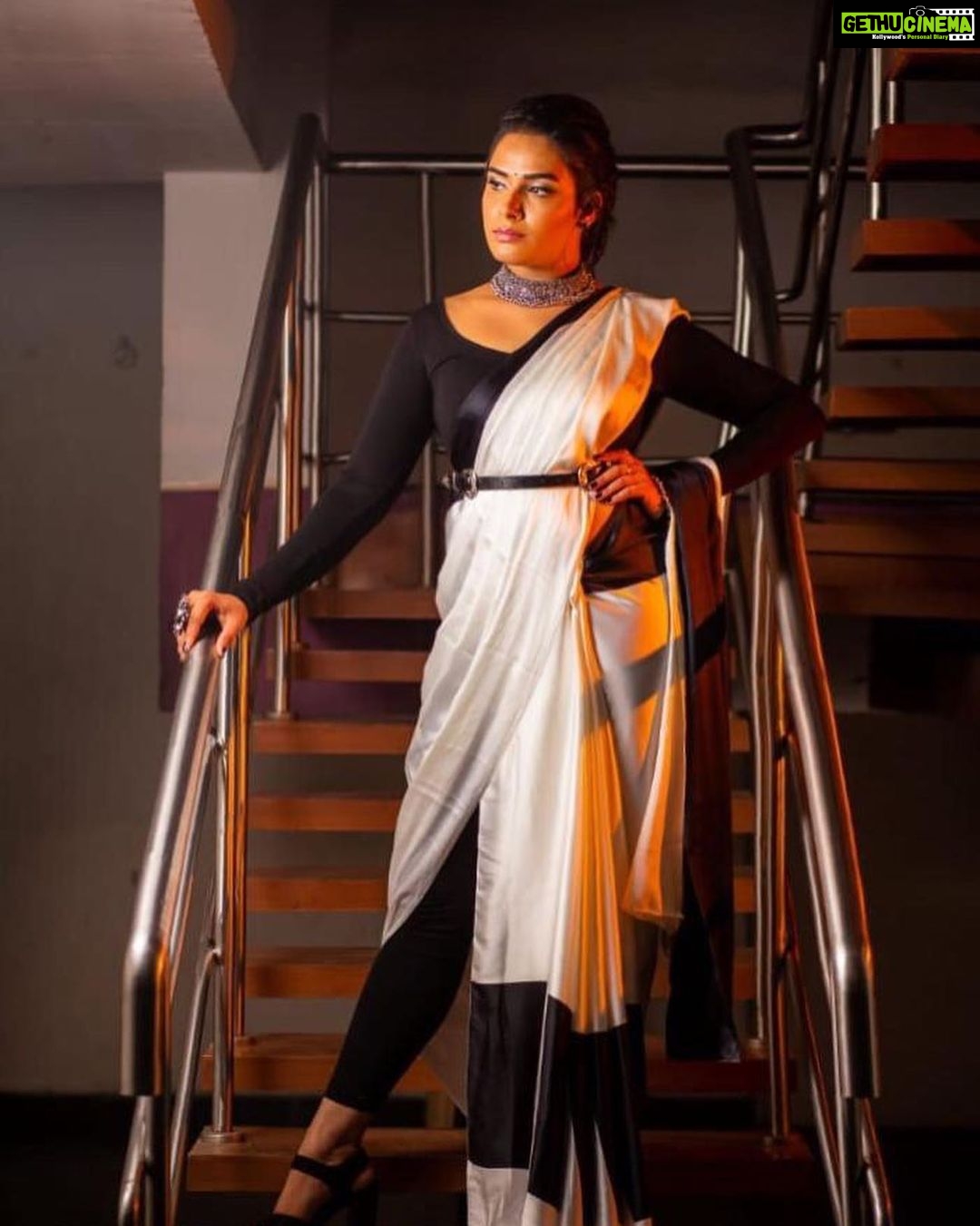 Hari Teja Instagram - When a girl wears a saree world stops to admire her ❤️❤️❤️❤️ lovely outfit by @gaurinaidu for today’s Super singer 😍😍 PC: @whoisindrasena 🥰🥰