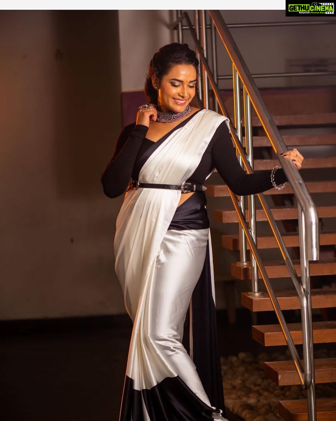 Hari Teja Instagram - When a girl wears a saree world stops to admire her ❤️❤️❤️❤️ lovely outfit by @gaurinaidu for today’s Super singer 😍😍 PC: @whoisindrasena 🥰🥰