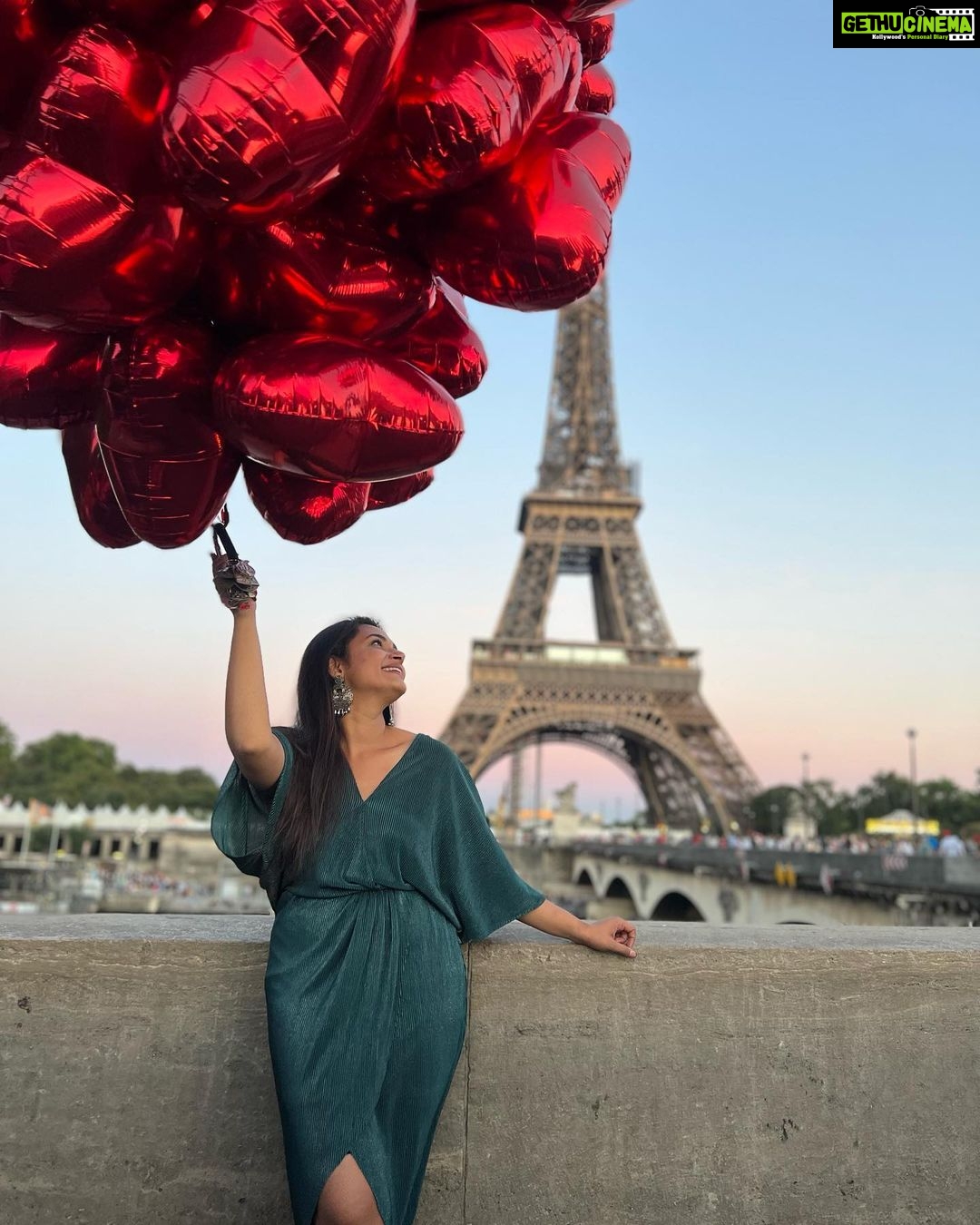 Hari Teja Instagram - Love is in the air … Love is everywhere…❤️ Paris.. U have my heart … Take me back to Paris …❤️ #love #paris #memories #forever #ɪɴsᴛᴀʟᴏᴠᴇ #vacationmode ❤️